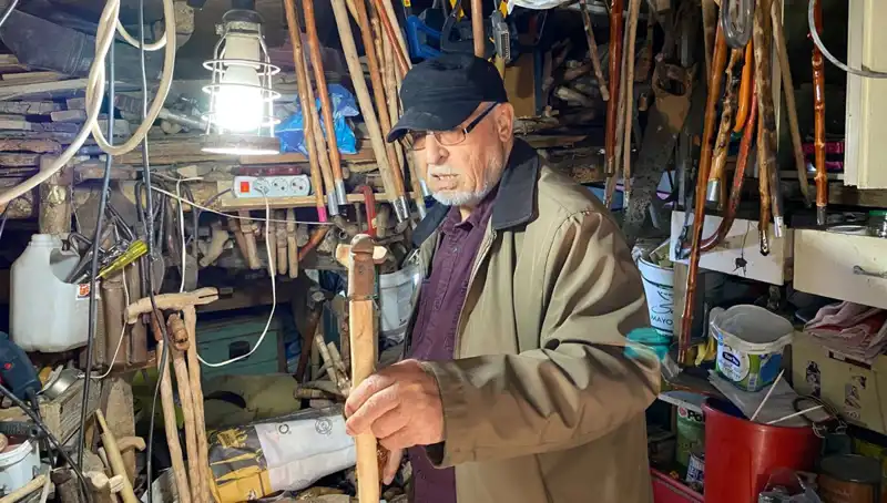 Doğanın Sırlarını Keşfeden Sanatçı: Evinin Odunluğunu Sanat Atölyesine Dönüştürdü