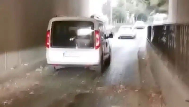 Trafikte Şok Edici Olay: Beton Parçaları Araçların Üzerine Düştü