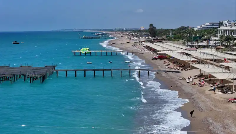 Antalya'nın Sahilleri: Güneşli Hava ve Yoğunluk Tatilcileri Büyülüyor