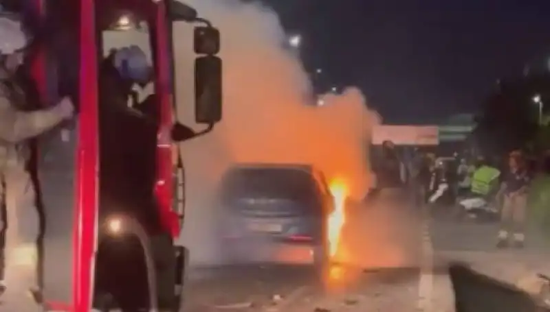 Otoyolda Yangın Çıkaran Kaza: Araç Bariyerlere Çarptı, Alevler Yükseldi