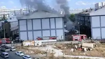 Başakşehir'de Sanayi Sitesinde Büyük Yangın: Olay Yerinden İlk Görüntüler