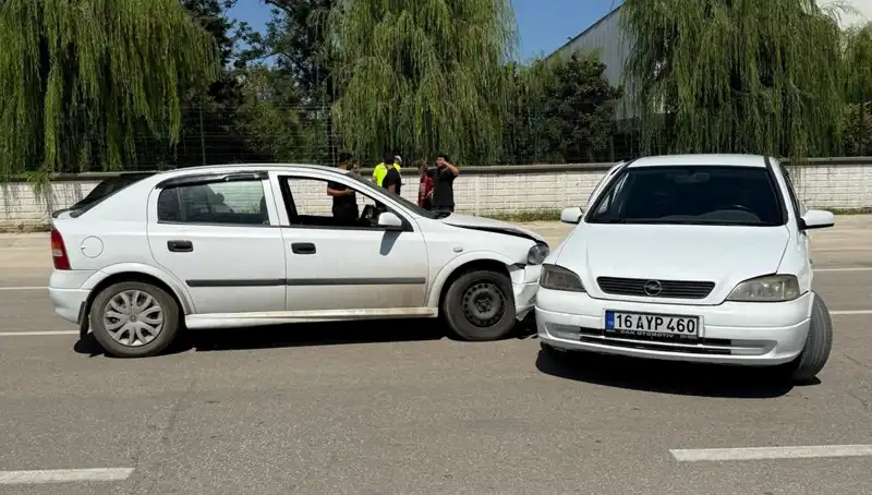 İki Otomobil Çarpıştı: Yeniden Güvenlik Alarmı Verildi