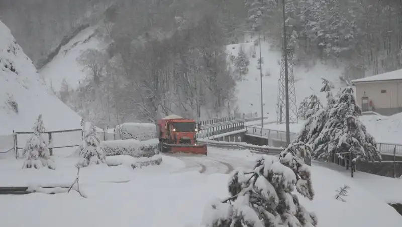 Bolu Dağı'nda Beklenmedik Kar Yağışı Tatilcileri Şaşırttı