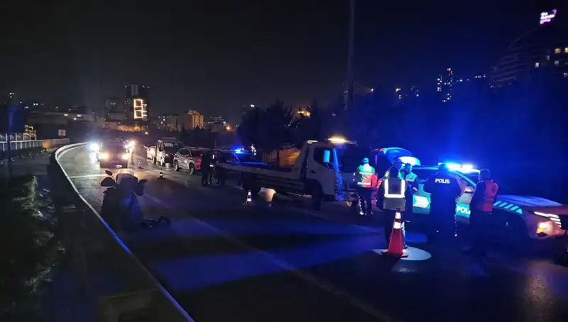 TEM Otoyolu'nda Şoke Eden Kaza: Yatan Kişi Ne Kurtarılabildi Ne de Durdu!