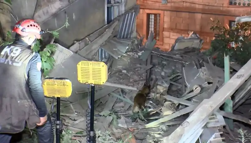 İstanbul’da Deprem Sonrası Çöken Bina: Vatandaşlar Şokta