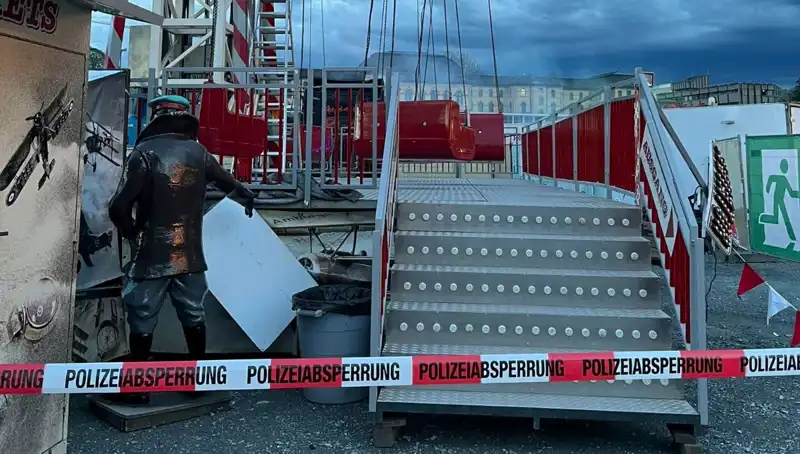 Dönen Salıncak Reklam Direğine Çarptı: Korkunç Bir Kaza Neredeyse Oluyordu