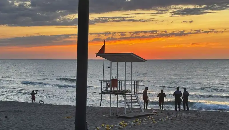 İnkumu'nda Deniz Akıntısı Paniği: Vatandaşlar ve Turistler Endişeli