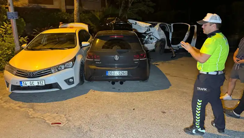 Alkollü Sürücü Sokağı Birbirine Kattı: 3 Araçla Kaza Yaptı!