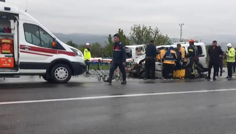 Denizli’de Korkunç Kaza: İki Araç Kafa Kafaya Çarpıştı, 4 Kişi Yaralandı