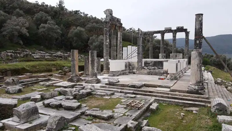 Antik Zeus Tapınağı'nda Restorasyon Çalışmaları İzleyicileri Büyülüyor