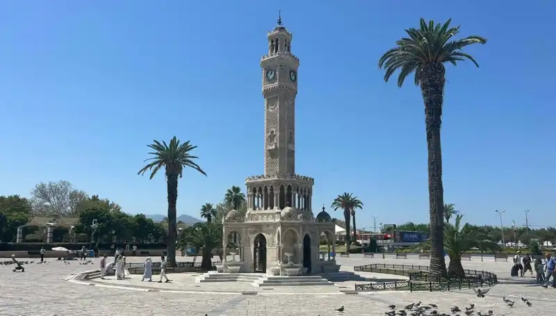 İzmir'de Sıcak Hava Etkisiyle Meydanlar Boş Kalıyor