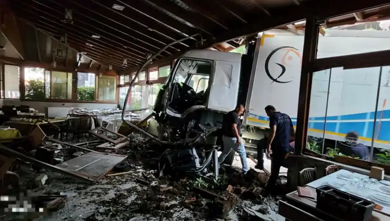 Freni Boşalan Kamyon, Restoranı Başına Yıkıldı: O Anlar Kamerada!