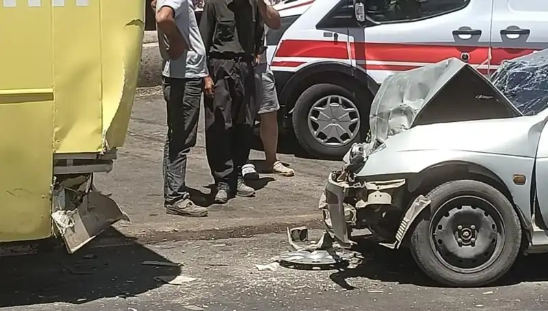 Halk Otobüsü ile Otomobil Çarpıştı: Korkutan Kaza Detayları!