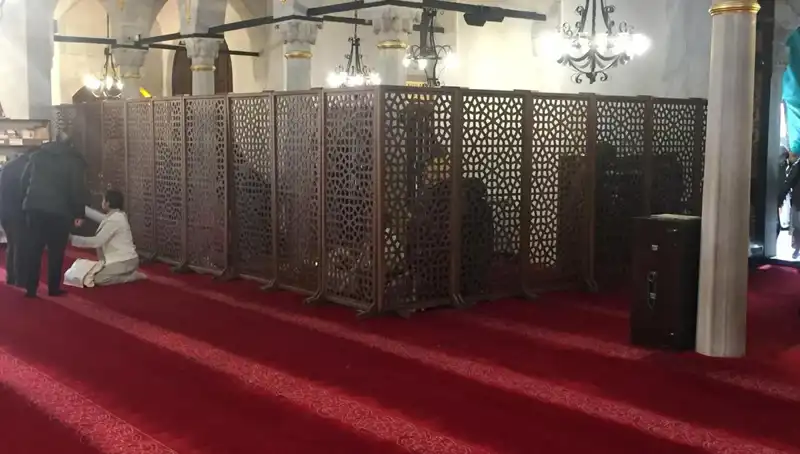 Kadın-Erkek Yan Yana Teravih Namazı Kıldığı İddiası: Gerçekler Ortaya Çıkıyor