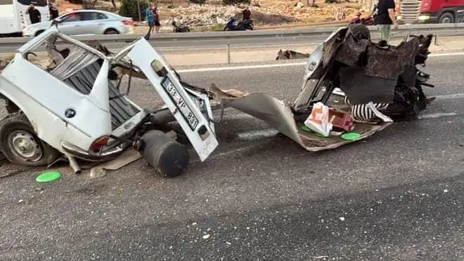 Bariyere Çarpan Araçta Can Pazarına Yol Açan Kaza!