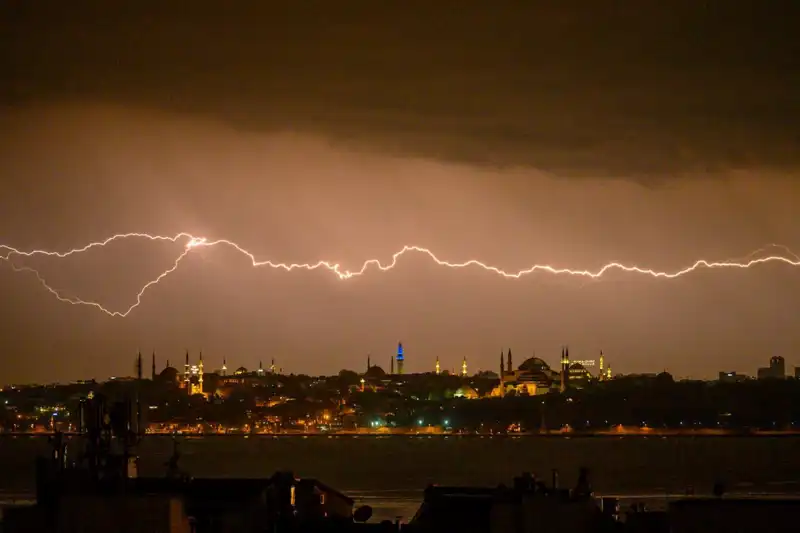 İstanbul'da Sıcaklık Şok Edecek Biçimde Düşüyor: Kar Geliyor mu?