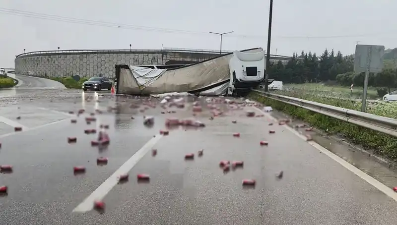 TIR Devrildi, Yolda İçki Seferberliği: Alkol Dolu Kamyon Kazası