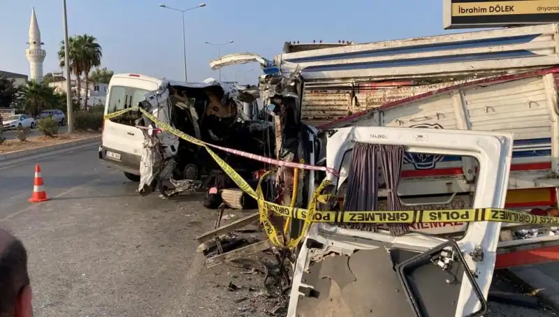 Mersin'de Tatil Yolunda Feci Kaza: İki Can Gitti, 10 Kişi Yaralı