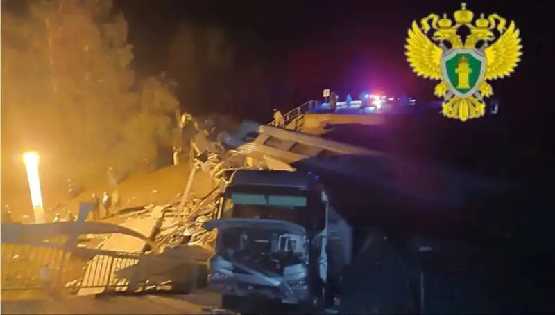 Rusya'da Üzücü Olay: İki Köprü Çöktü ve Tren Kazası Meydana Geldi