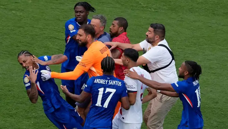 Dev finalde ortalık karıştı: Teknik direktörden futbolcuya yumruk!