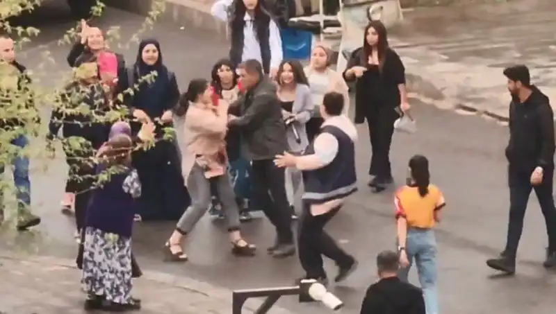 Adliye Önünde Kanlı Kavga: Tekmeler ve Yumruklar Havada Uçuştu!
