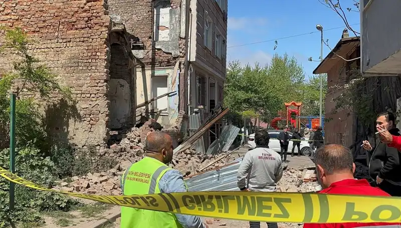 Fatih'te Deprem Anında Dram: Bir Bina Çöktü, Hayatları Alt Üst Oldu