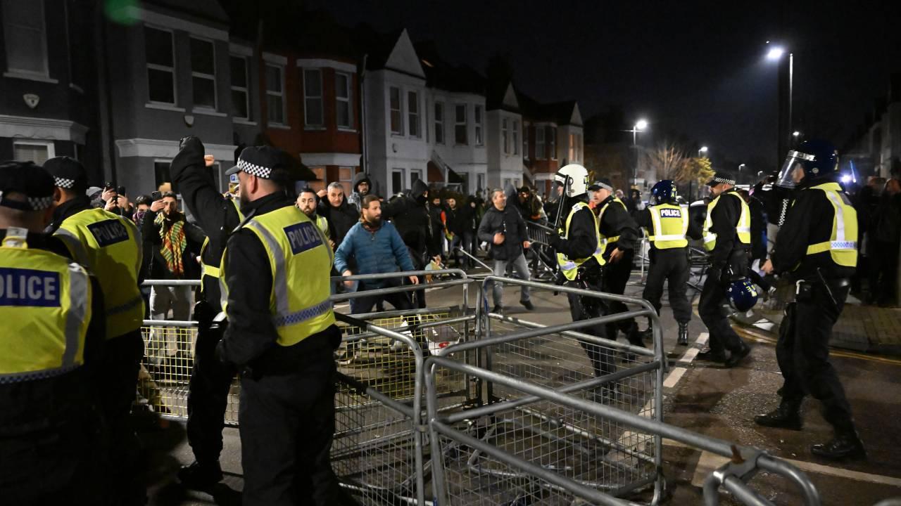 Londra'da PKK Yandaşları İle Polis Arasında Çatışma Çıktı