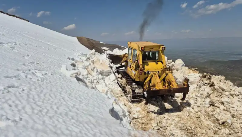 Nisan Ayında 2 Metreyi Bulan Kar: Yol Açma Çalışmaları Devam Ediyor