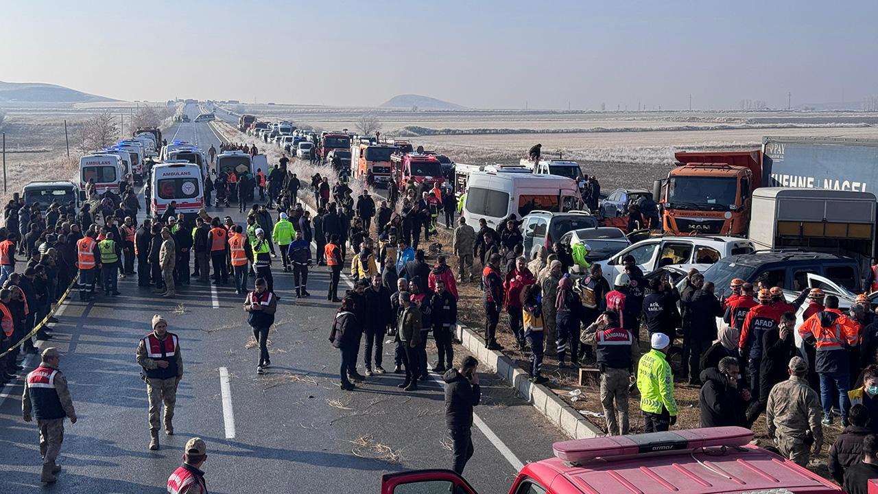 Van'da Yoğun Sis ve Buzlanma: 30 Araç Zincirleme Kaza Yaptı