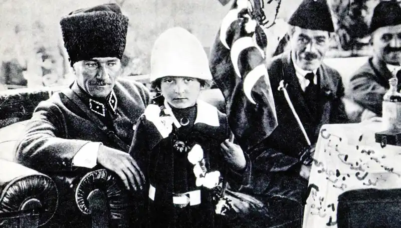 Unutulmaz Fotoğrafın Arkasındaki Hikaye: O Şapkanın Altındaki Bayram