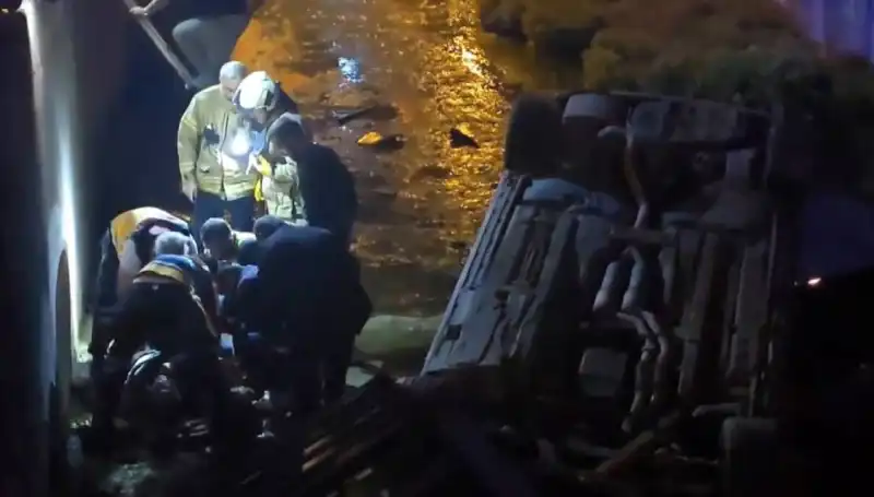 Sürücü Kazadan Sonra Kaçtı, Yaralı İtfaiye Ekipleri Tarafından Kurtarıldı
