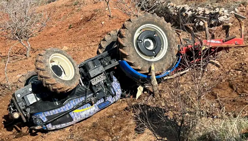 Siirt'te Devrilen Traktörün Sürücüsü Tüm Çabalara Rağmen Kurtarılamadı