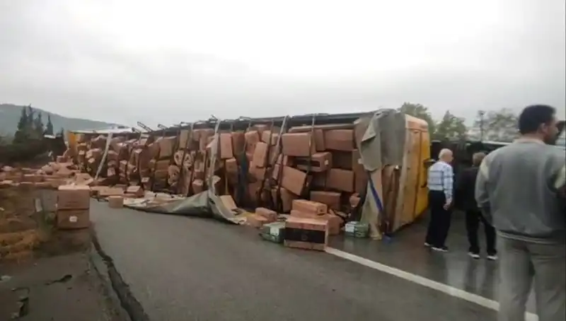 TEM Otoyolu'nda TIR Devrildi: Ankara Yönü Trafiğe Kapatıldı
